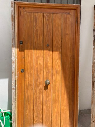 Puerta de entrada de madera