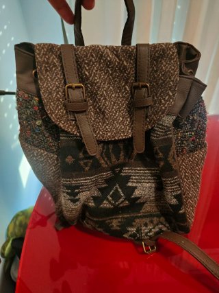 Mochila Marrón y Multicolor.