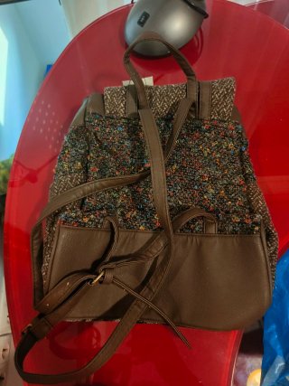 Mochila Marrón y Multicolor.