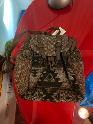 Mochila Marrón y Multicolor.