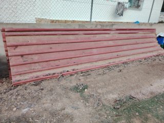Chapa metálica roja ondulada