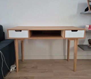 Escritorio de trabajo en madera con cajones.