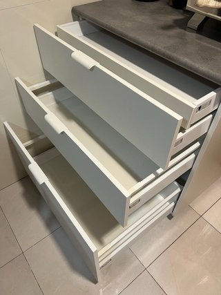 Armario de cocina blanco y gris