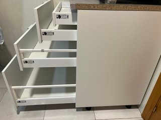 Armario de cocina blanco y gris