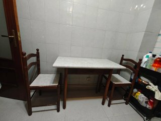 Mesa de cocina con 2 sillas
