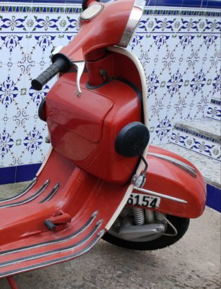 Vespa Roja Scooter Antigua