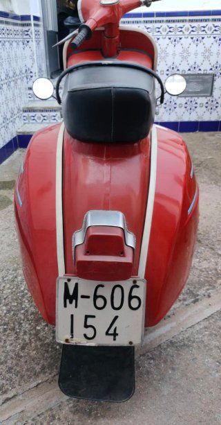 Vespa Roja Scooter Antigua