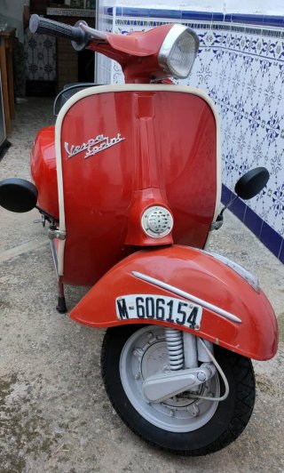 Vespa Roja Scooter Antigua