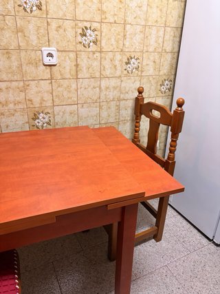 Mesa de cocina de madera.