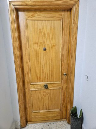 Puerta entrada pino blindada izquierda