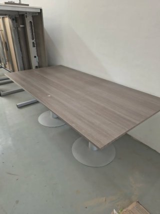 Muebles de oficina: mesas dobles y simples