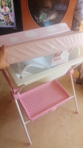 Cambiador y bañera rosa para bebé