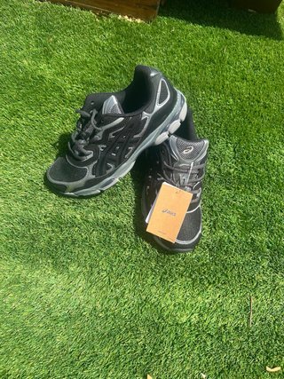 Zapatillas Asics Negras y Grises