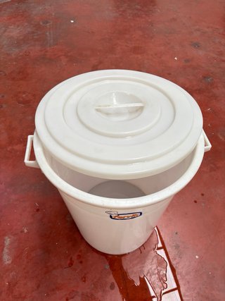 Bidón blanco con tapa