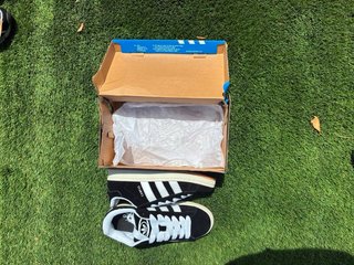 Zapatillas Adidas Negras y Blancas