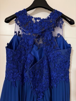 Vestido azul de fiesta con chal