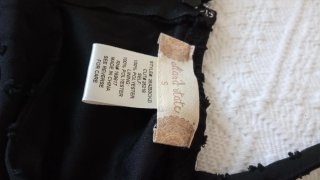 Vestido negro con volantes