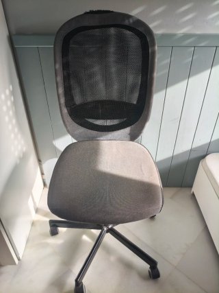 Silla de oficina ergonómica gris