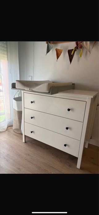 Cómoda de madera blanca