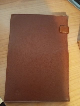 Carpeta de piel marrón con cierre