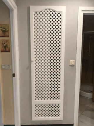 Puerta de madera blanca con celosía