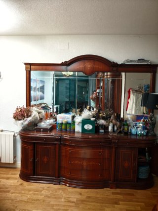 Mueble de salón con espejo y mesa