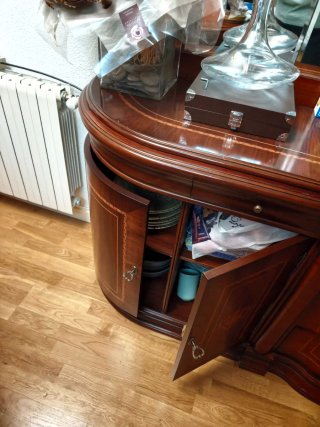 Mueble de salón con espejo y mesa