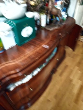 Mueble de salón con espejo y mesa