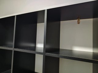 Estantería modular blanca y negra