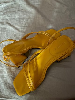 Sandalias Bershka amarillas talla 36