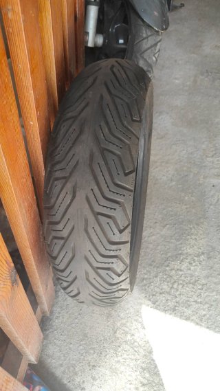 Neumático Michelin Honda Forza 125 40 euros 3000 k