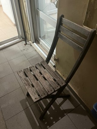 3 sillas de madera de jardin, desmontadas,a piezas