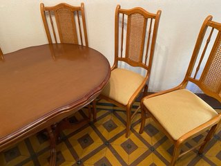 Mesa comedor y 6 sillas madera y ratán