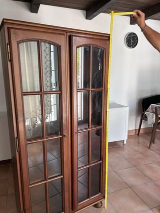Mueble vitrina de madera con puertas de cristal