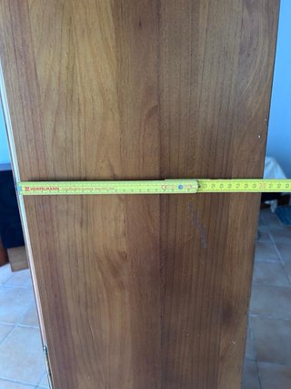 Mueble vitrina de madera con puertas de cristal