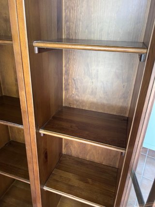Mueble vitrina de madera con puertas de cristal