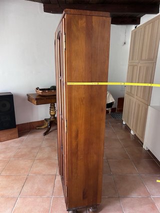 Mueble vitrina de madera con puertas de cristal