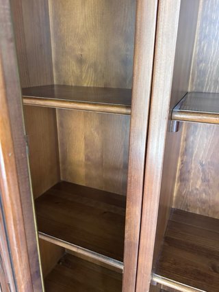 Mueble vitrina de madera con puertas de cristal
