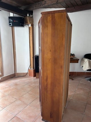 Mueble vitrina de madera con puertas de cristal