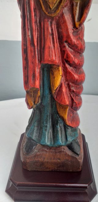 Figura religiosa tallada madera.