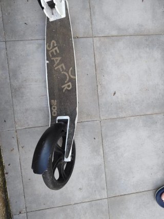 Patinete blanco y negro