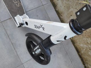 Patinete blanco y negro