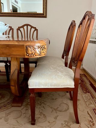 Mesa extensible antigua y 8 sillas