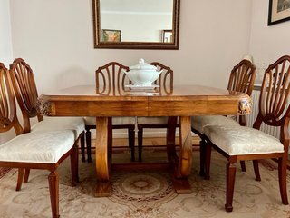 Mesa extensible antigua y 8 sillas