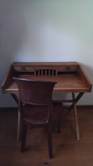 Escritorio y silla de madera