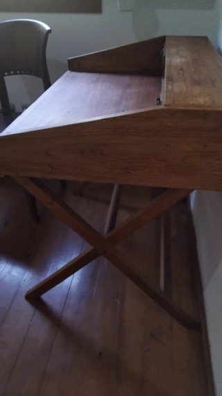 Escritorio y silla de madera