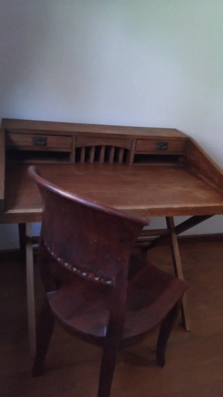 Escritorio y silla de madera
