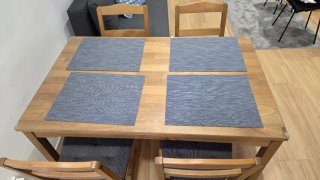 Mesa de comedor de madera con 4 sillas