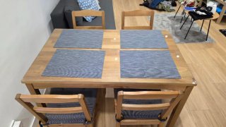 Mesa de comedor de madera con 4 sillas