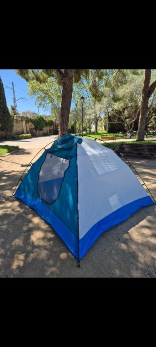 Tienda de campaña azul para camping